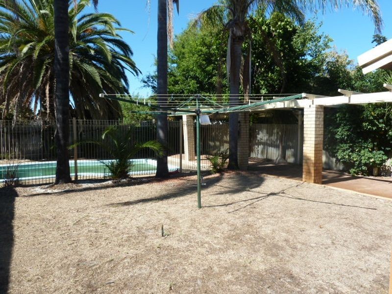 21 Lennox Road, Thornlie WA 6108