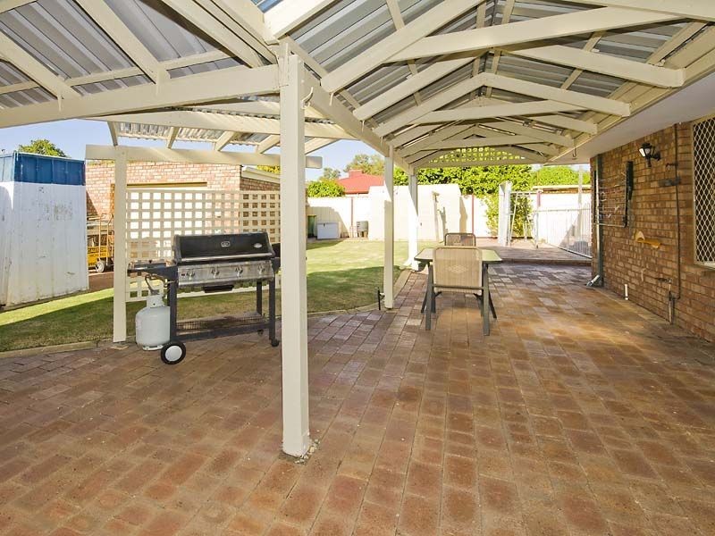 38 Lakesend Road, Thornlie WA 6108