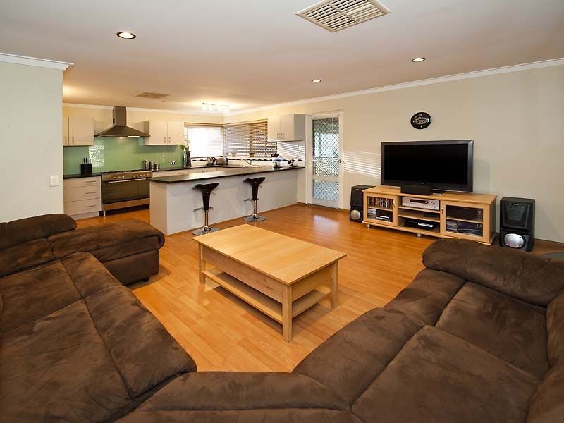 12 Farrer Place, Thornlie WA 6108