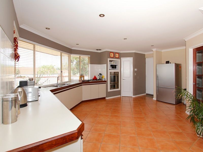 2 Challenger Drive, Thornlie WA 6108