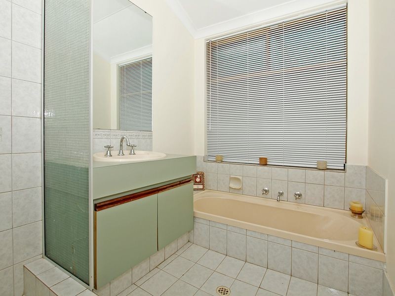 2 Challenger Drive, Thornlie WA 6108