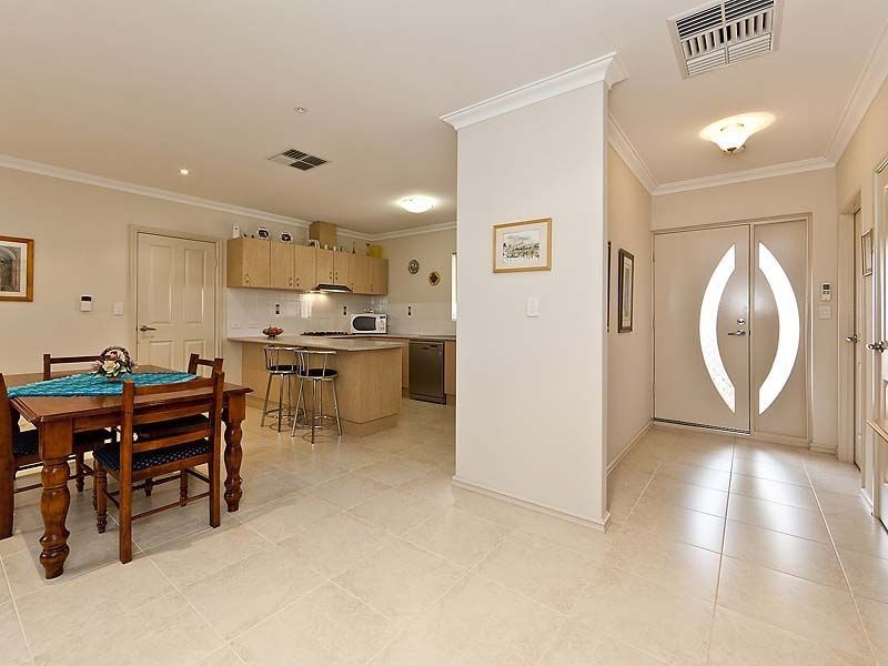 2/1 Cranwell Street, Thornlie WA 6108