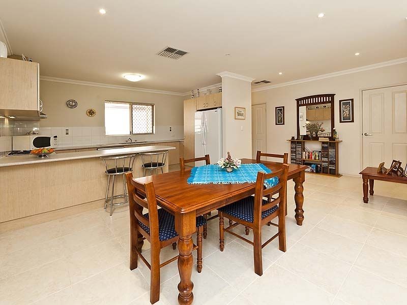 2/1 Cranwell Street, Thornlie WA 6108