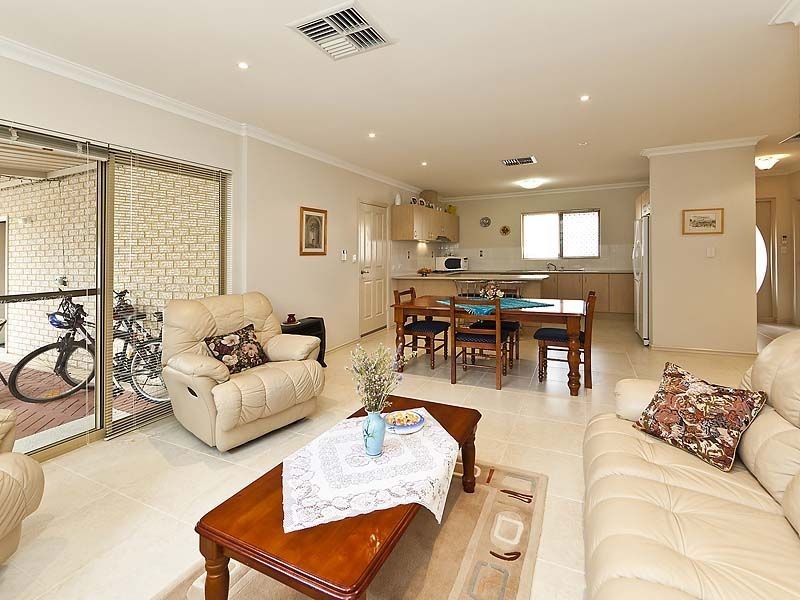 2/1 Cranwell Street, Thornlie WA 6108