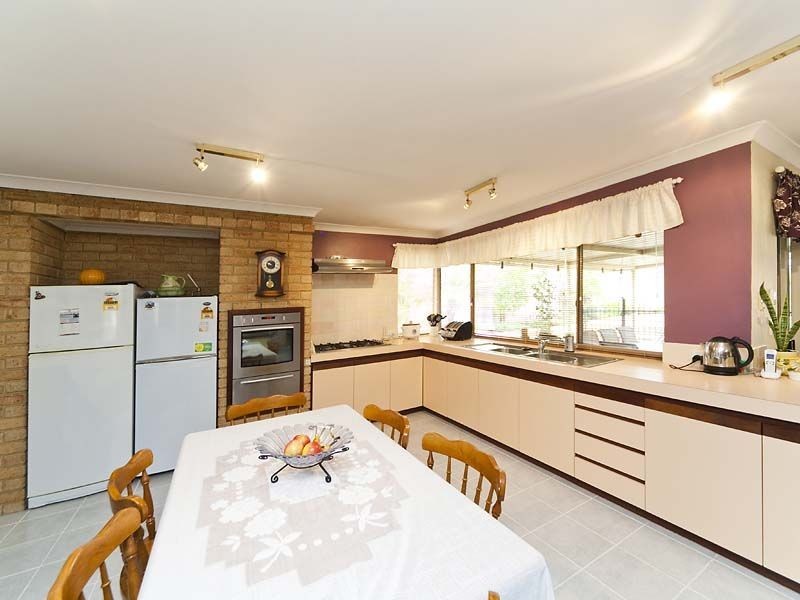 42 Tea Tree Way, Thornlie WA 6108