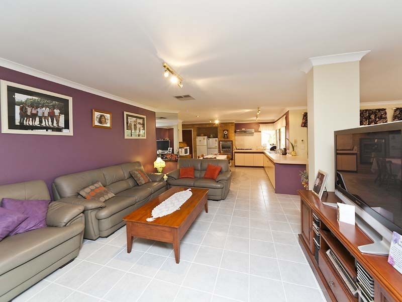 42 Tea Tree Way, Thornlie WA 6108