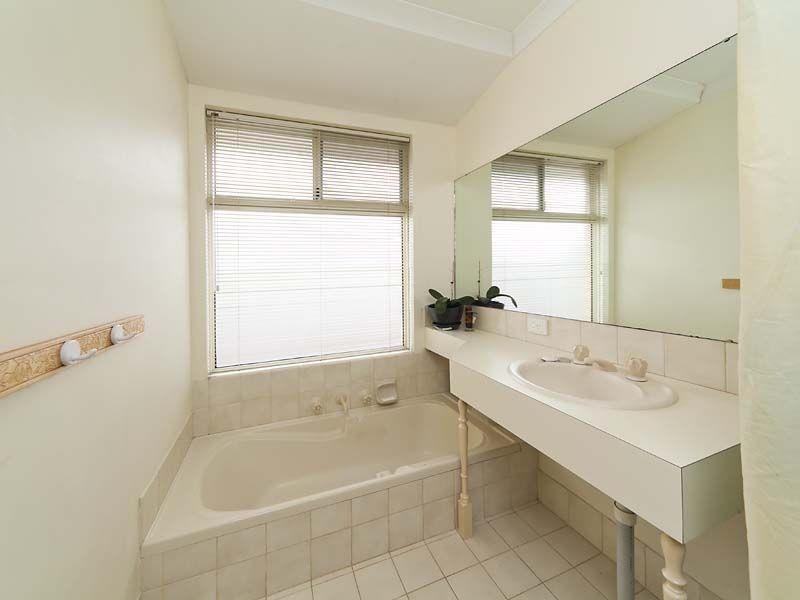 42 Tea Tree Way, Thornlie WA 6108