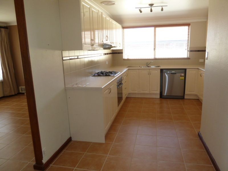 26 Oriole Way, Thornlie WA 6108