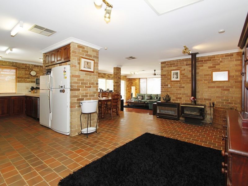 30 Hickory Drive, Thornlie WA 6108