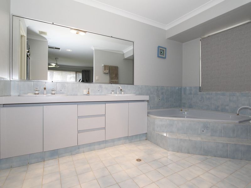 30 Hickory Drive, Thornlie WA 6108