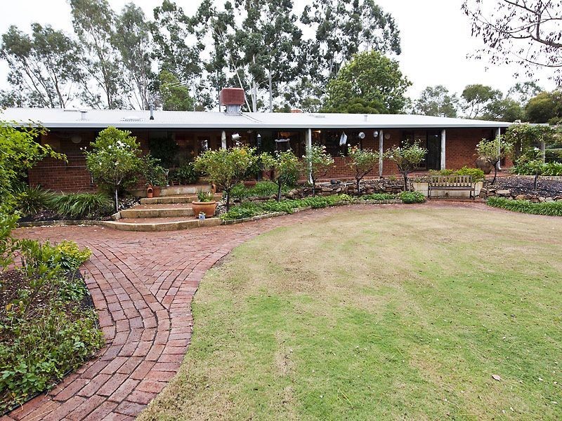 1 Valley Close, Canning Vale WA 6155