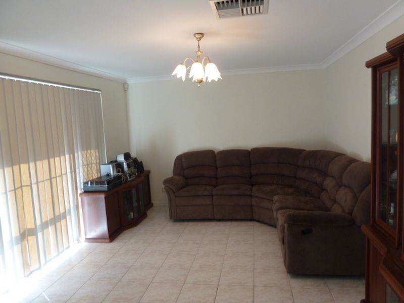 32 Lakeside Drive, Thornlie WA 6108