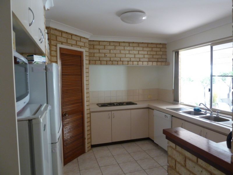 32 Lakeside Drive, Thornlie WA 6108