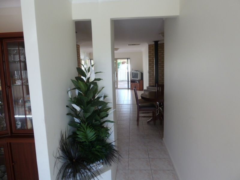 32 Lakeside Drive, Thornlie WA 6108