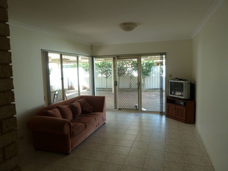 32 Lakeside Drive, Thornlie WA 6108