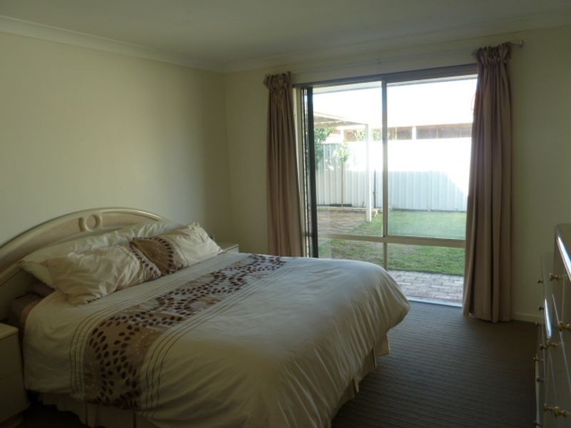 32 Lakeside Drive, Thornlie WA 6108