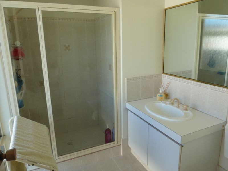 32 Lakeside Drive, Thornlie WA 6108