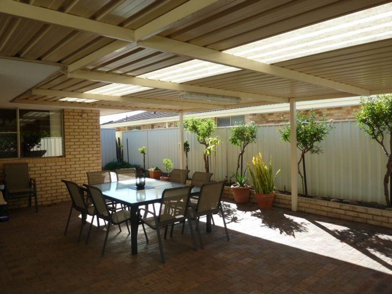 32 Lakeside Drive, Thornlie WA 6108