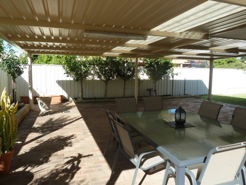 32 Lakeside Drive, Thornlie WA 6108