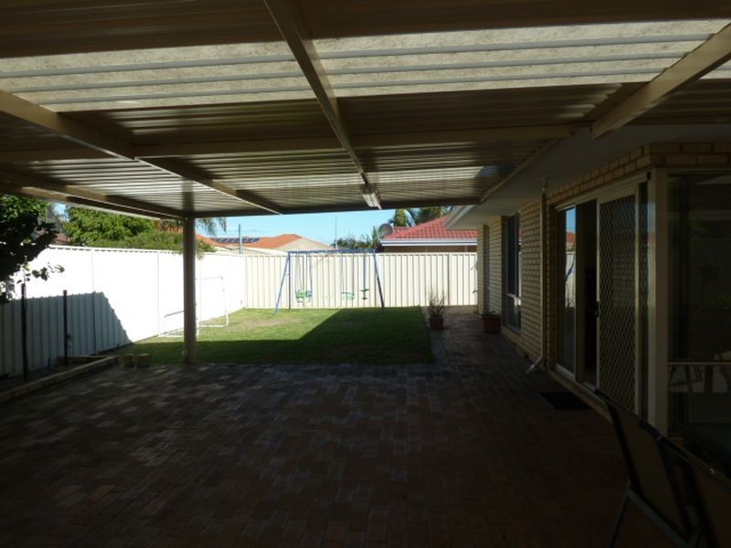 32 Lakeside Drive, Thornlie WA 6108