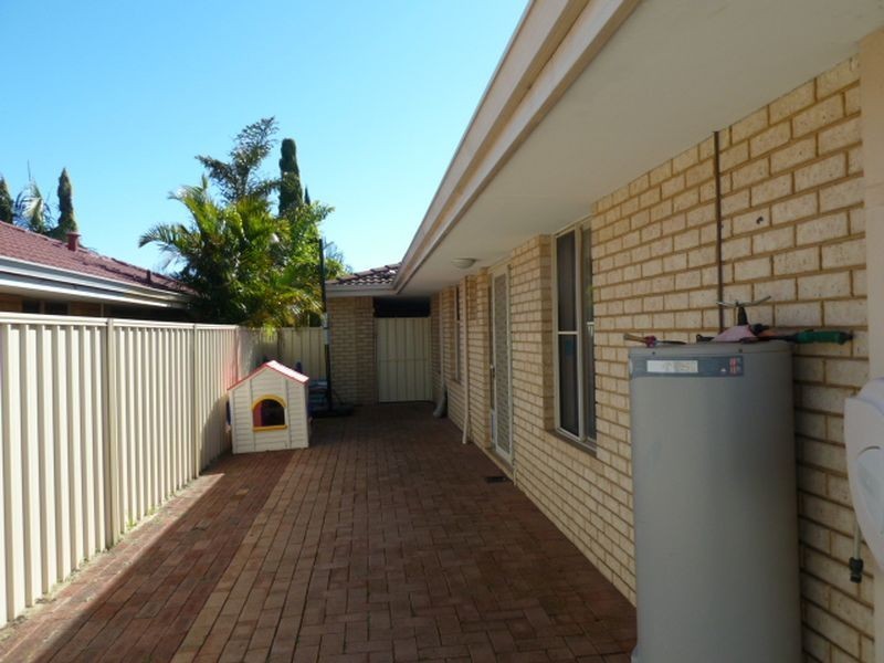 32 Lakeside Drive, Thornlie WA 6108