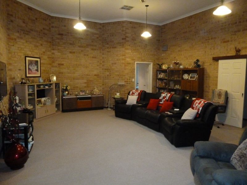 16 Waterside Pass, Darling Downs WA 6122