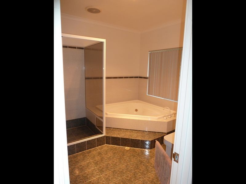 16 Waterside Pass, Darling Downs WA 6122