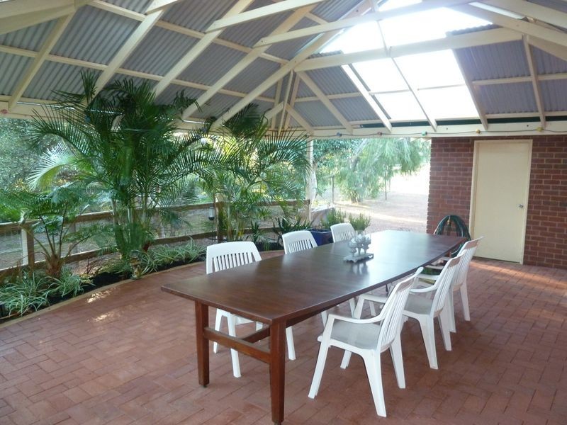 16 Waterside Pass, Darling Downs WA 6122