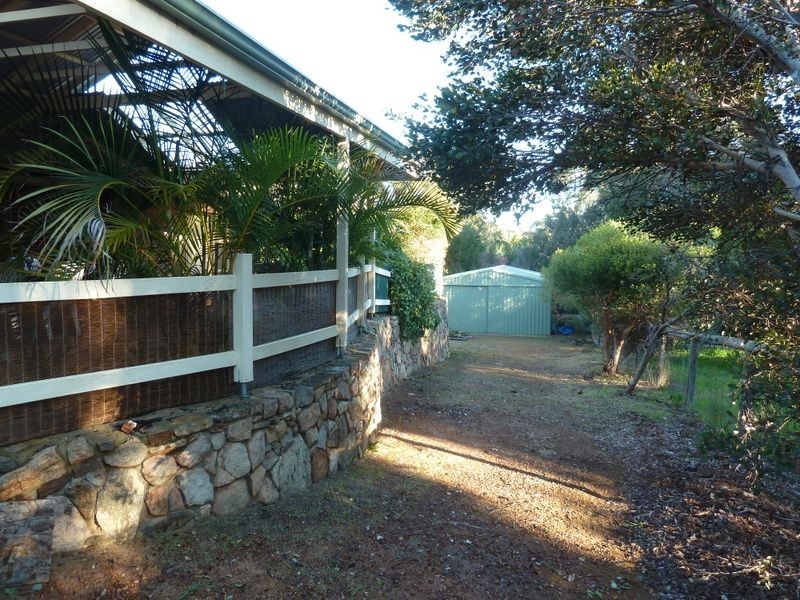 16 Waterside Pass, Darling Downs WA 6122