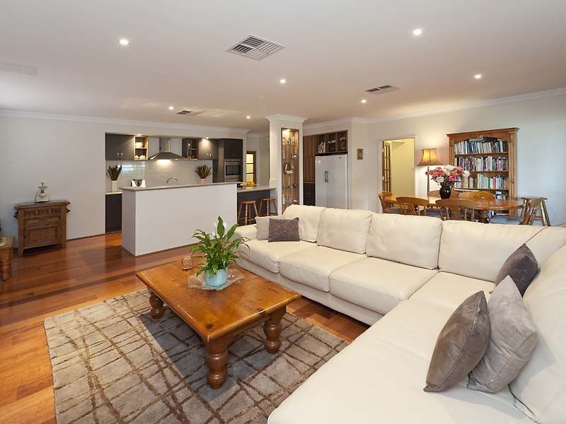 14 Rosette Place, Piara Waters WA 6112