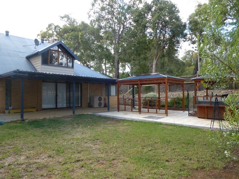 30 Mackie Road, Roleystone WA 6111