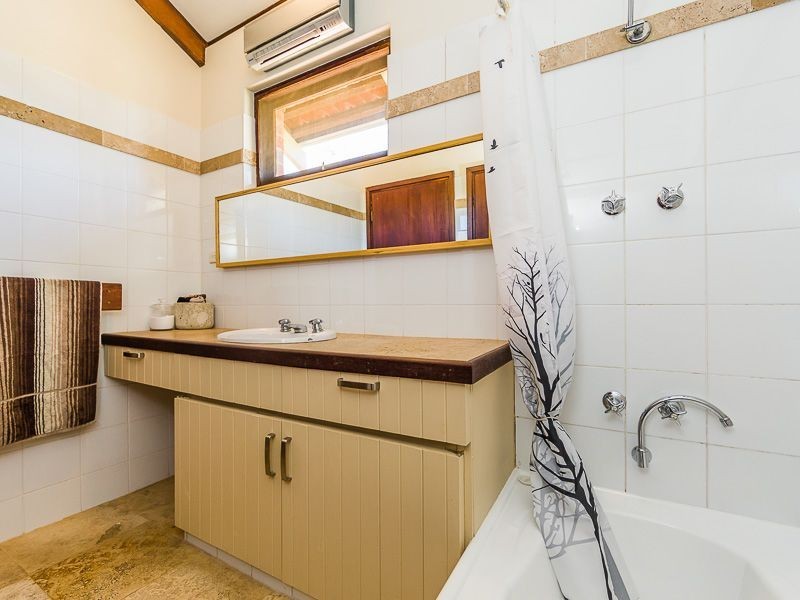 16 Lachlan Road, Thornlie WA 6108