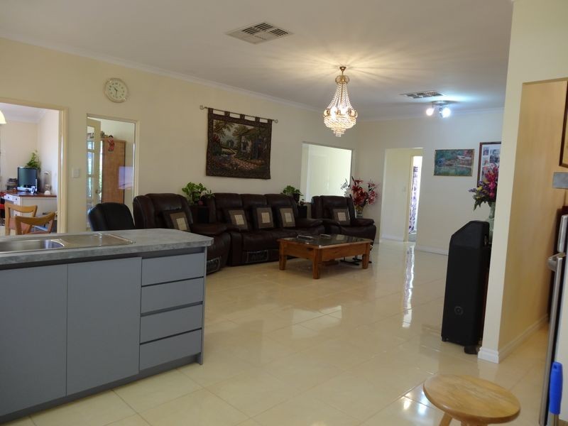 11 Grafton Court, Canning Vale WA 6155