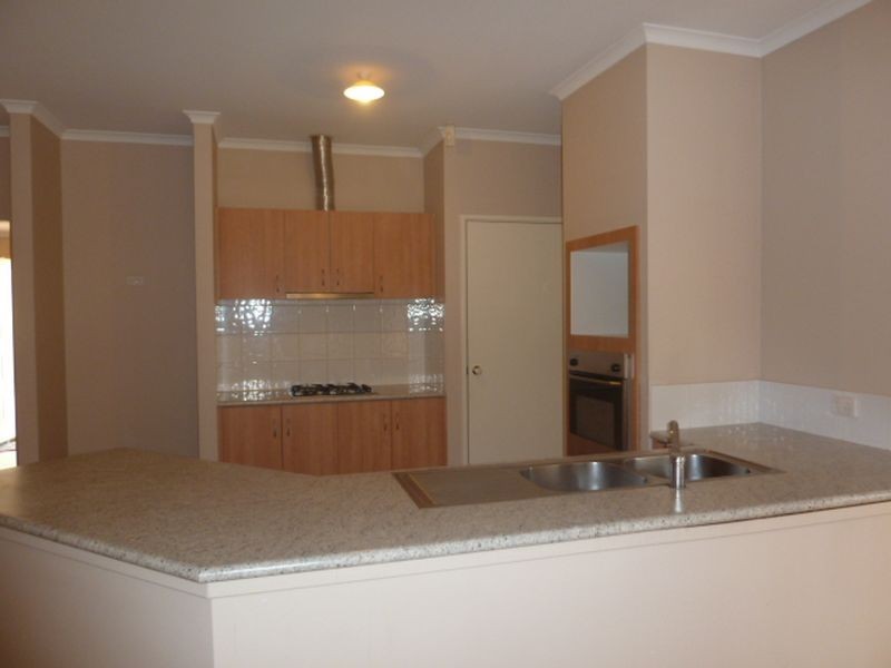 2/335 Wharf Street, Queens Park WA 6107