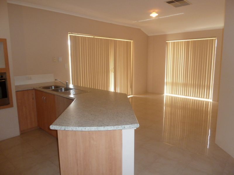 2/335 Wharf Street, Queens Park WA 6107