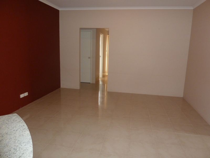 2/335 Wharf Street, Queens Park WA 6107