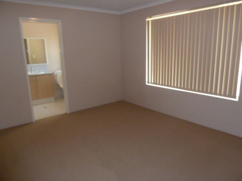 2/335 Wharf Street, Queens Park WA 6107