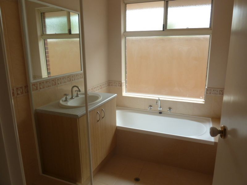 2/335 Wharf Street, Queens Park WA 6107