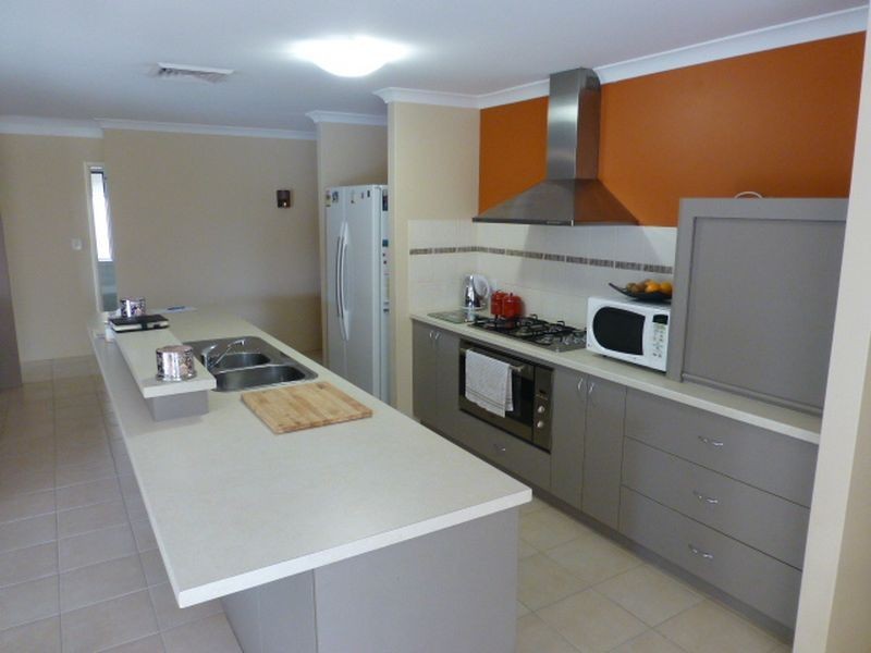 20 Lauderdale Drive, Success WA 6164