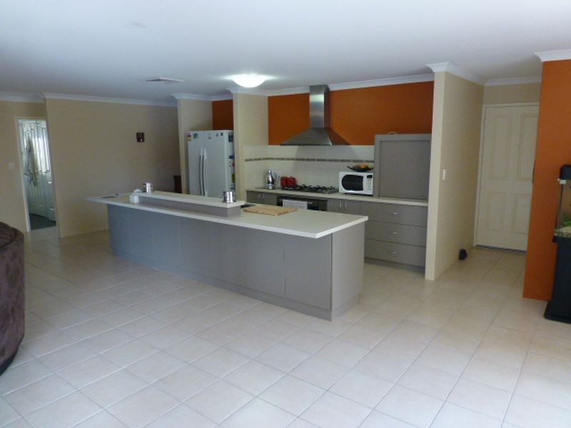 20 Lauderdale Drive, Success WA 6164