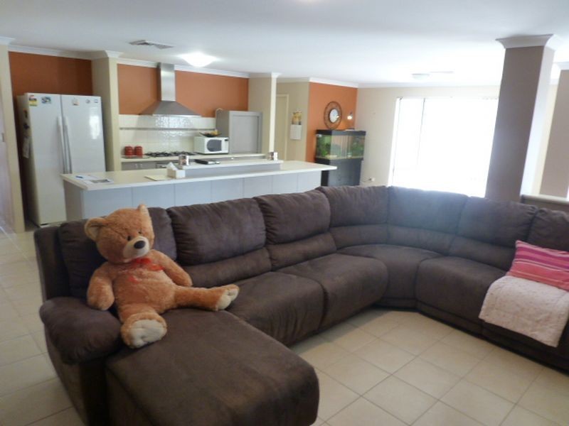 20 Lauderdale Drive, Success WA 6164