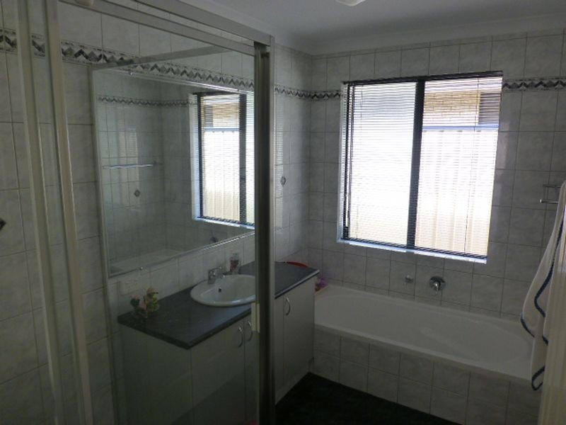 20 Lauderdale Drive, Success WA 6164