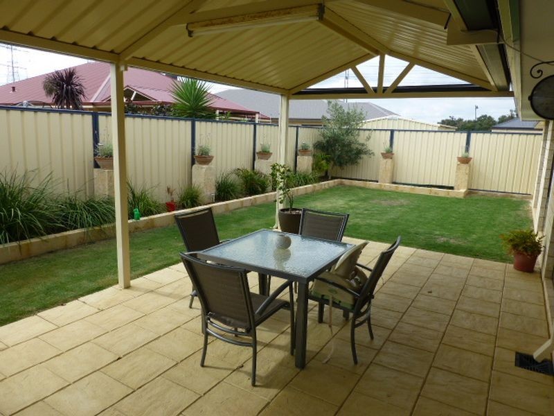 20 Lauderdale Drive, Success WA 6164