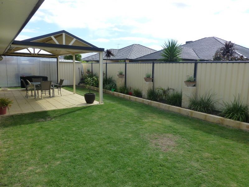 20 Lauderdale Drive, Success WA 6164