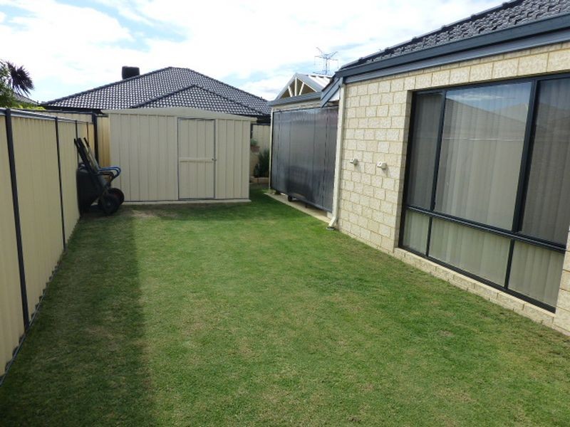 20 Lauderdale Drive, Success WA 6164