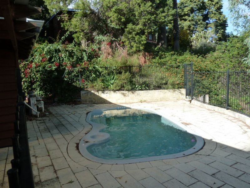 25 Lowannaa Road, Martin WA 6110