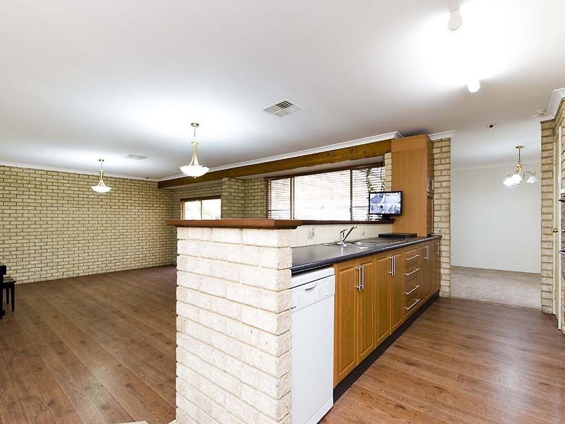 110 Forest Lakes Drive, Thornlie WA 6108