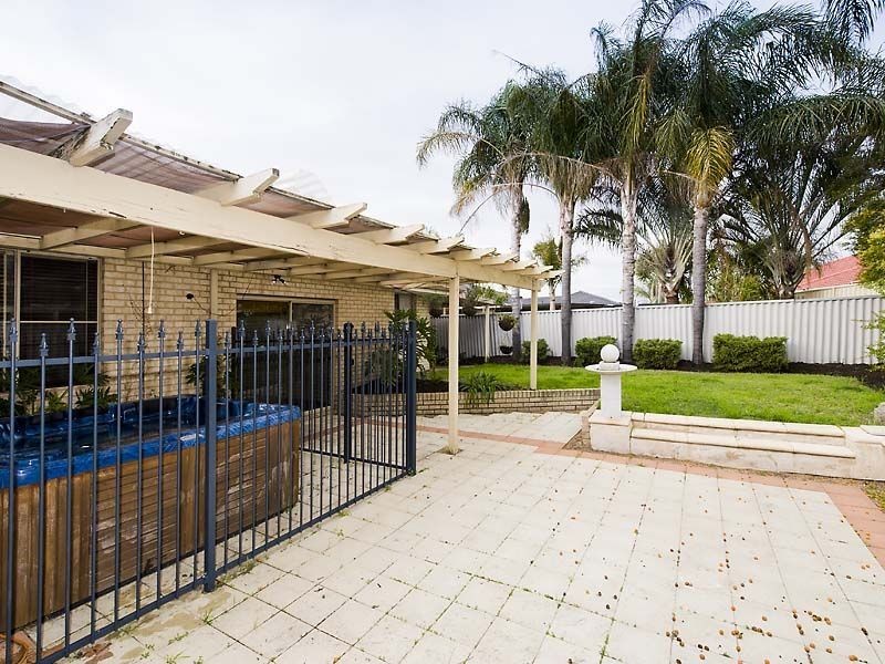 110 Forest Lakes Drive, Thornlie WA 6108