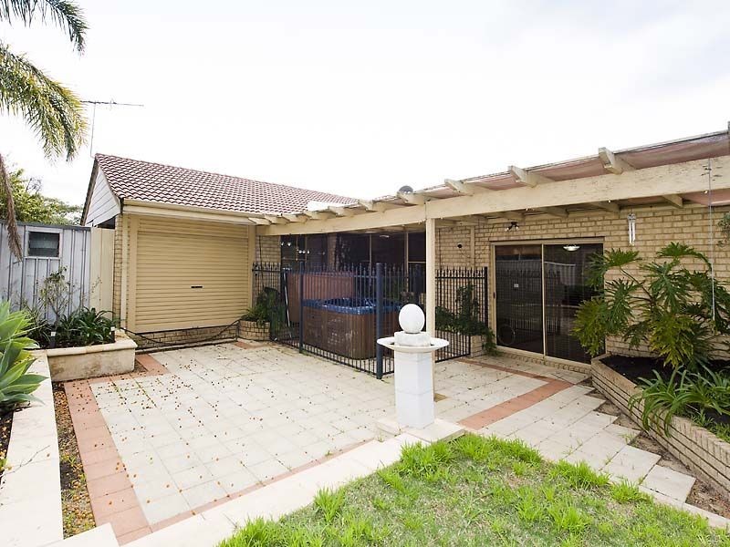 110 Forest Lakes Drive, Thornlie WA 6108