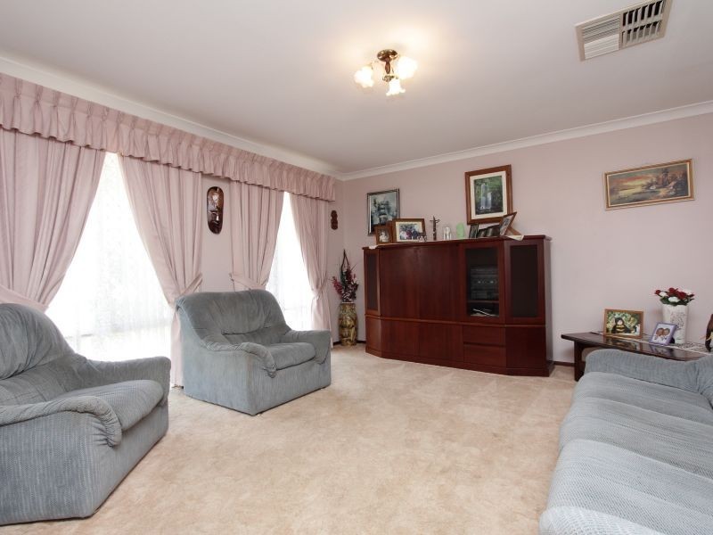 16 Murdoch Road, Thornlie WA 6108